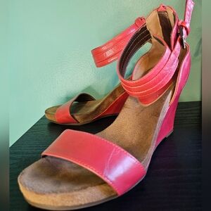 Toetos Pink Faux Leather Wedge Sandals Women's Size 8M